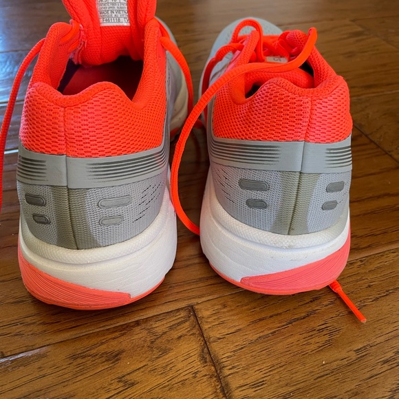 Women’s ASICS - Picture 5 of 8